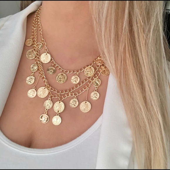 Jewelry - NEW! Pretty Gold Layered Coin Necklace.